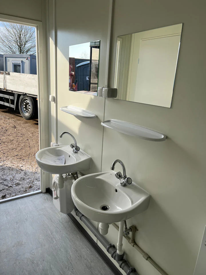 Modulo Sanitario 6×2,44 m con 5 WC